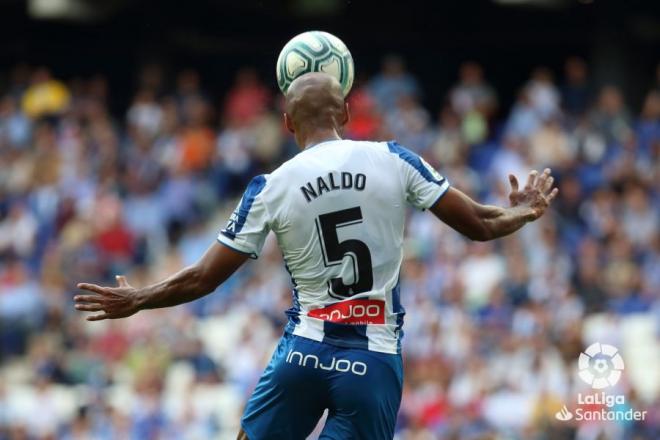 Naldo cabecea un balón en un duelo del Espanyol en el RCDE Stadium (Foto: LaLiga).
