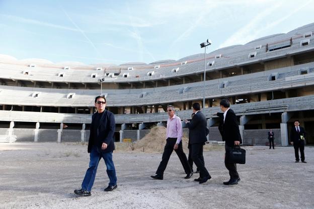 Peter Lim visita las obras del nuevo estadio. (Foto: Lázaro de la Peña / Valencia CF)