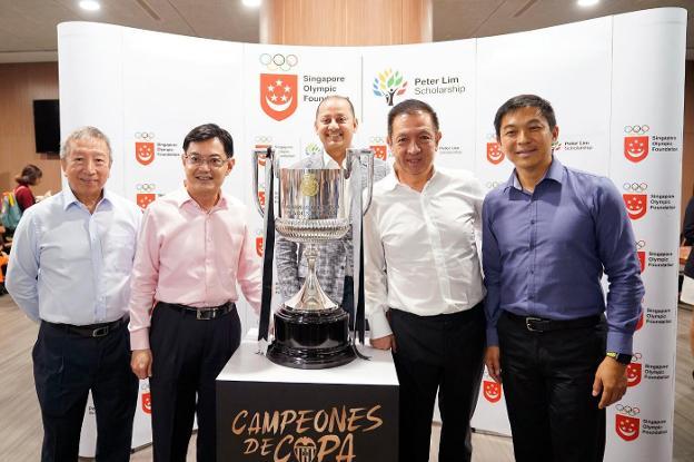 Peter Lim junto a la Copa del Rey en Singapur
