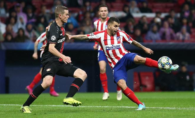 Correa busca un disparo ante el Leverkusen (Foto: ATM).