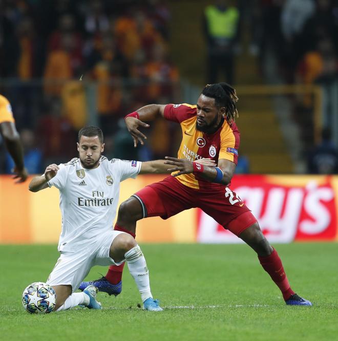 Hazard pelea por un balón con Luyindama (Foto: Galatasaray).