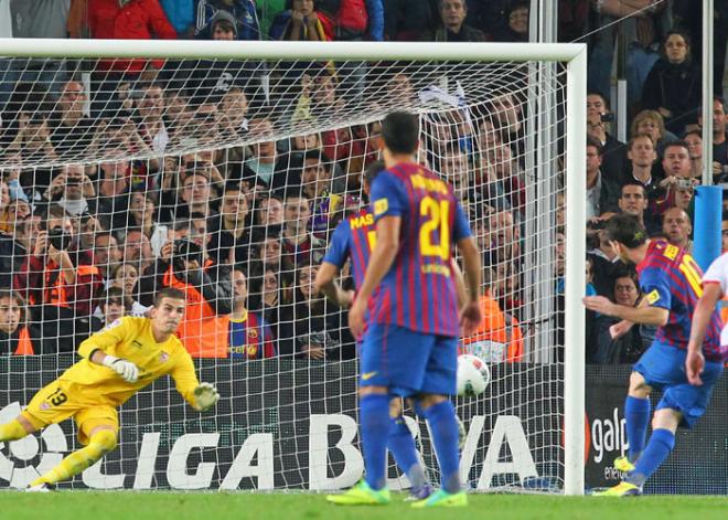 Javi Varas detiene un penalti a Messi en la temporada 11/12.