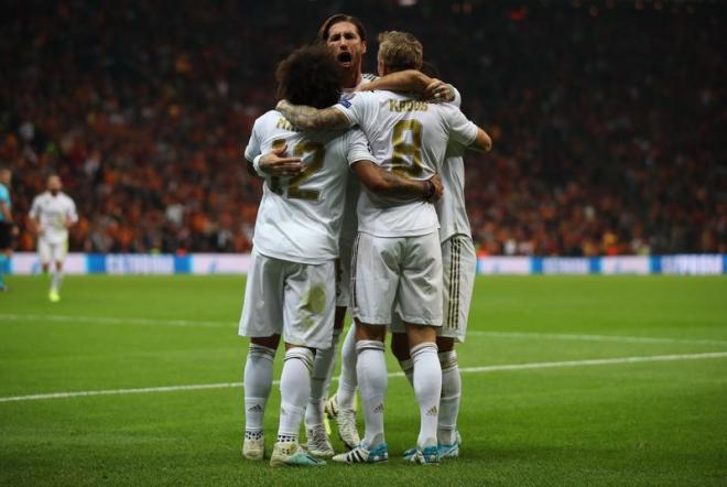 Los jugadores del Real Madrid celebran el gol de Kroos (Foto: EFE).