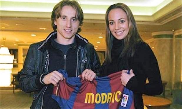 Modric, posando con la camiseta del Barcelona.