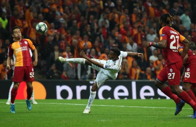 Rodrygo Goes remata un balón en el Galatasaray-Real Madrid (Foto: EFE).