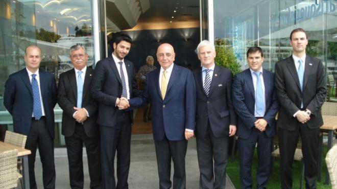 Shatat, Casado y Varela, junto a Martín Aguilar y representantes del Milan.