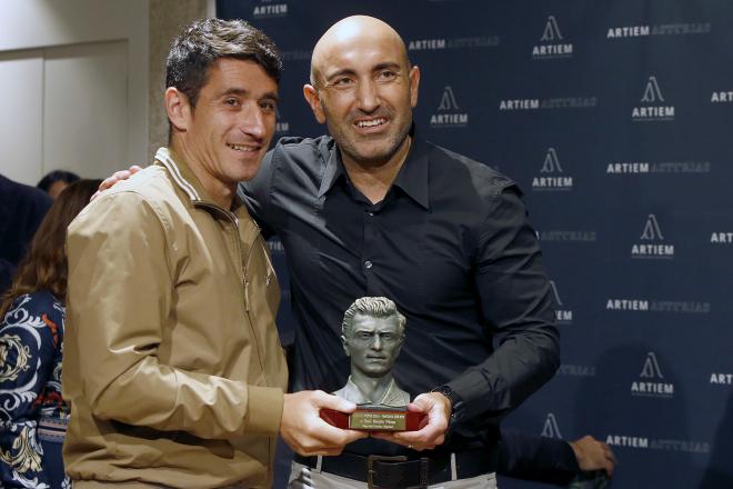 Saúl posa junto a José Alberto con su trofeo (Foto: Luis Manso).