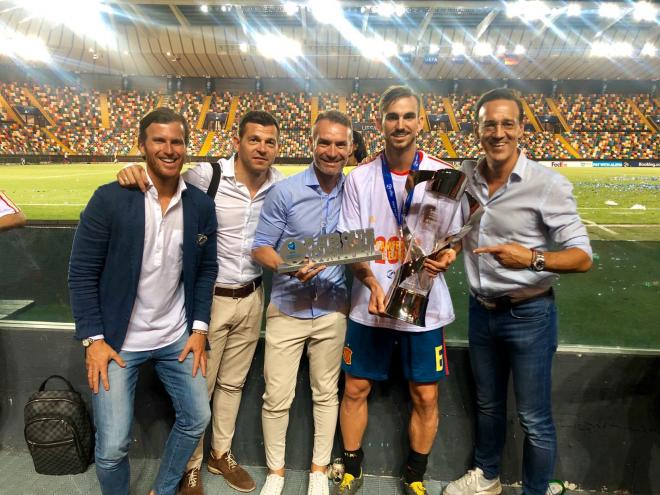 Fabián Ruiz, internacional español, con miembros de su agencia de representación, You First Sports.