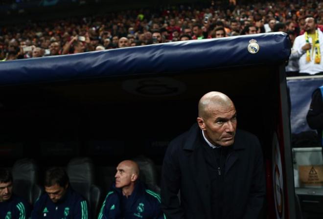 Zidane, en el banquillo del Ali Sami Yen de Estambul.