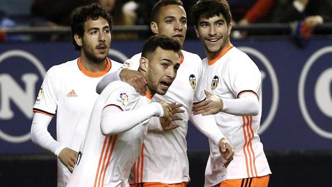 Carlos Soler se abraza a Munir en aquel Osasuna-Valencia (Foto: EFE)