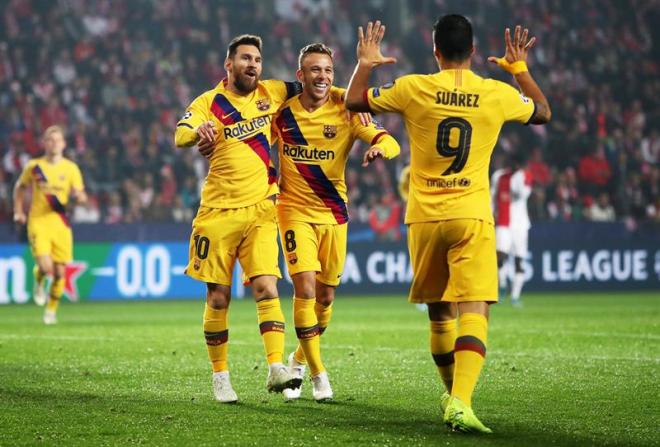 Leo Messi celebra junto a sus compañeros el gol del Barcelona ante el Slavia de Praga.