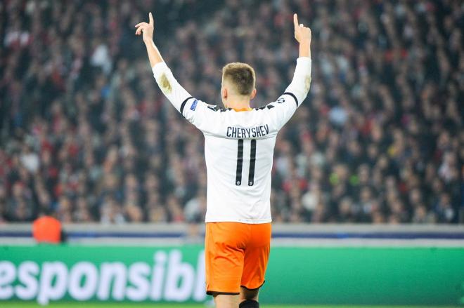 Cheryshev celebra su gol en el Lille-Valencia tras asistencia de Gameiro.