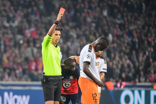 Mouctar Diakhaby, expulsado en el Lille-Valencia por doble amarilla (Foto: UEFA).