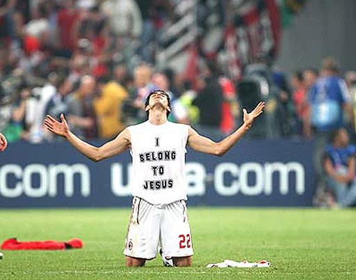 Kaká muestra su camiseta con el eslogan: 'Pertenezco a Jesús', tras proclamarse campeón de Europa con el Milan (Foto: EFE).