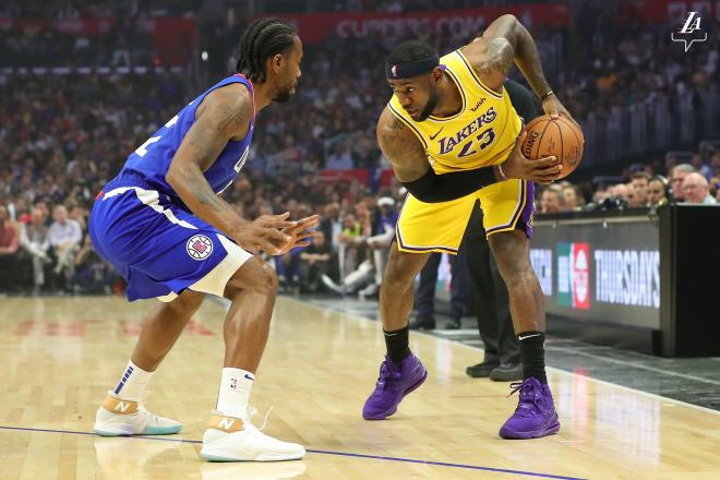 Leonard intenta robar en un lance del partido entre los Lakers y los Clippers (Foto: @Lakers).