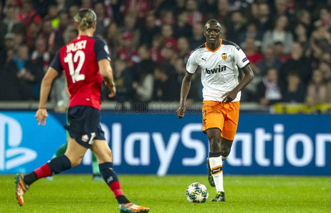 Mouctar Diakhaby durante el Lille-Valencia CF de Champions League (Foto: Lázaro de la Peña / Valencia CF).
