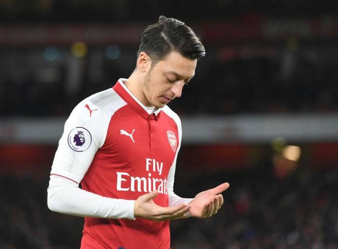 Mesut Özil, rezando antes de un partido con el Arsenal.