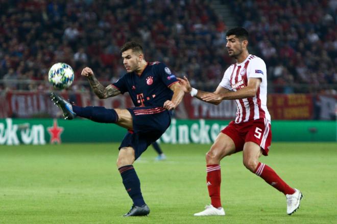 Lucas Hernández lucha un balón en un partido del Bayern.