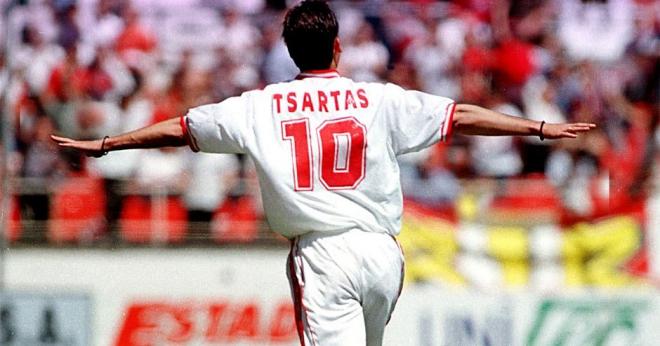 Vasilis Tsartas celebra un gol con el Sevilla.