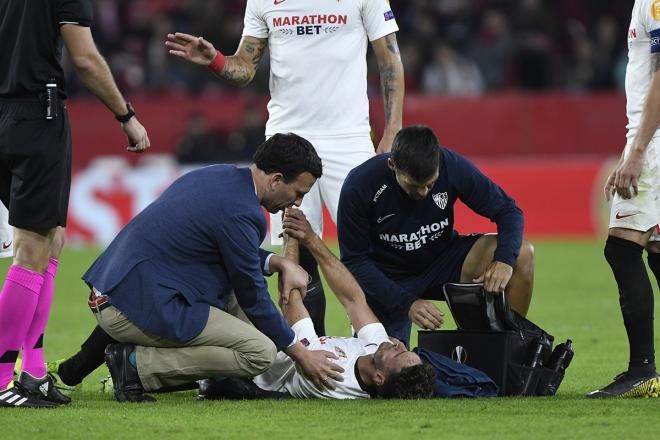 Sergi Gómez, lamentándose por su lesión (Foto: Kiko Hurtado).