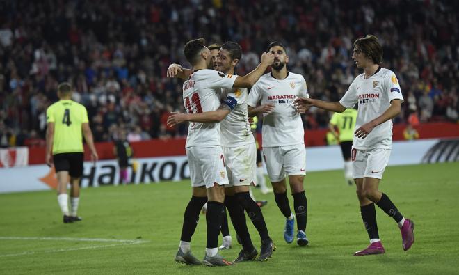 Los jugadores del Sevilla festejan un gol al Dudelange.