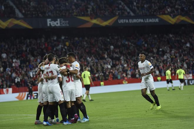 El Sevilla celebra el gol de Munir ante el Dudelange. (Foto: Kiko Hurtado).