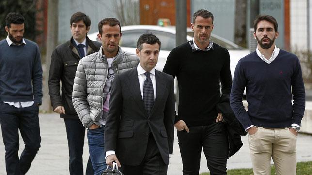 Jordi Figueras, Antonio Amaya y Jorge Molina, entrando en los juzgados de Pamplona.