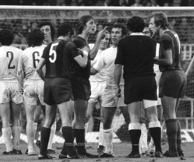 Cruyff protesta durante un Clásico de 1975.