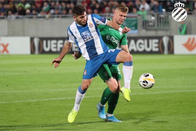 Campuzano, jugador del Espanyol, rematando el primer tanto (Foto: RCDE).