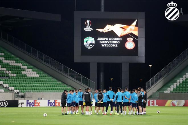 Charla de Pablo Machín en el entrenamiento previo (Vía RCD Espanyol).