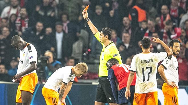 Diakhaby expulsado ante el Lille (Foto: Lázaro de la Peña / Valencia CF)