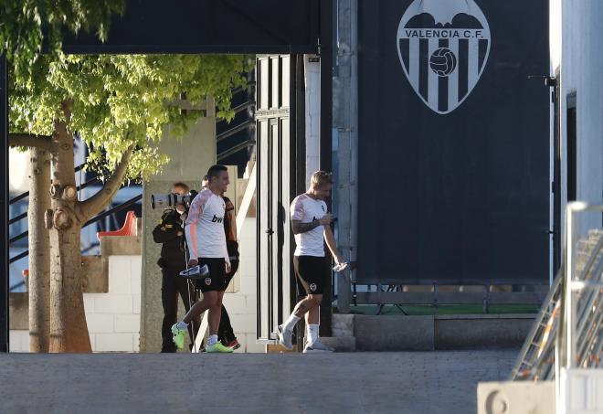 Rodrigo completa el entrenamiento del Valencia CF (Foto: David González)
