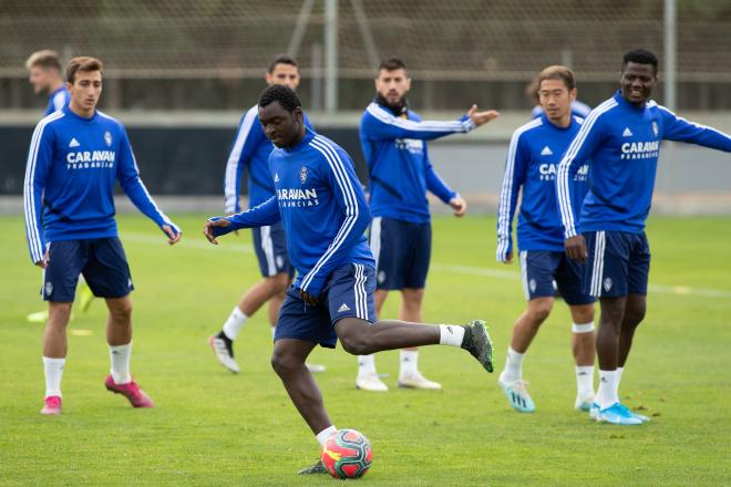 John Otu en el entrenamiento Real Zaragoza (Foto: Daniel Marzo).