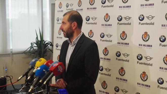 David Espinar atiende a los medios en la presentación de BMW como patrocinador del Real Valladolid.