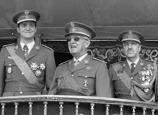 Juan Carlos de Borbón junto al dictador Francisco Franco (Foto: EFE).