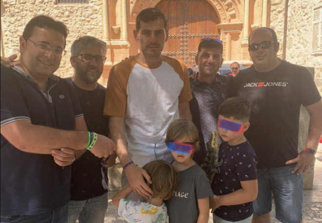 Iker Casillas y sus hijos con la pulsera de la Virgen del Rosario de la Parroquia de Alcuéscar (Extremadura).