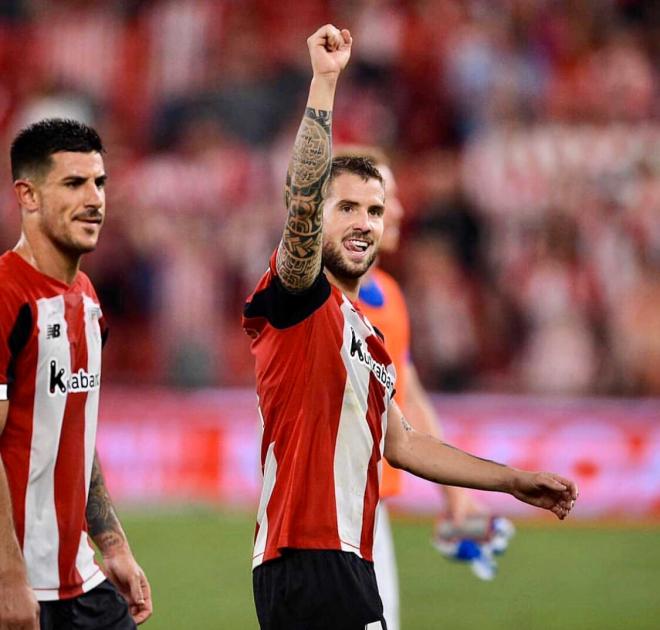 Iñigo Martínez celebra un triunfo del Athletic (Foto: Instagram/Iñigo Martínez).