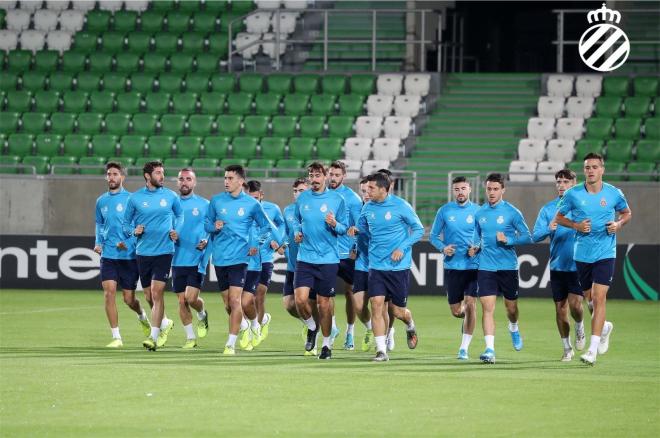 Los jugadores pericos en el entrenamiento previo (Vía RCD Espanyol).