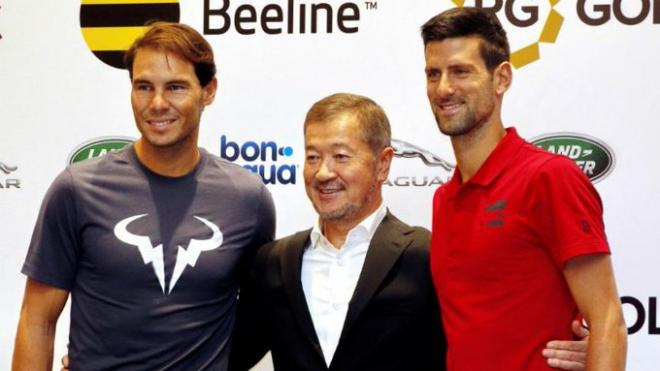 Rafa Nadal y Novak Djokovic posan antes del partido.