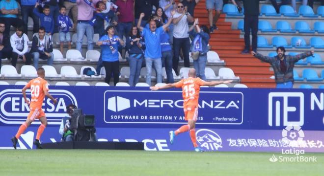 Ortuño celebra su tanto en Ponferrada (Foto: LaLiga).