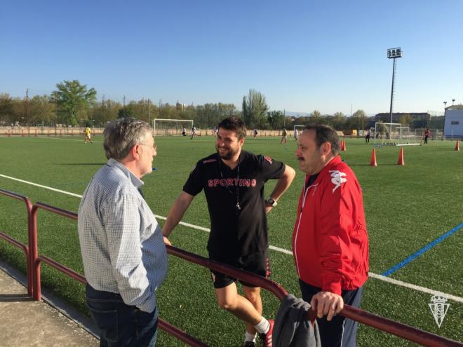 Rogelio García, de espaldas, con miembros y entrenadores del Sporting (Foto: RSG)