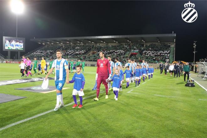 Javi López encabeza la salida al terreno de juego del Espanyol (Foto: RCDE).