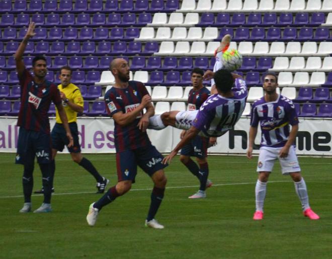 Real Valladolid y SD Éibar, en el duelo disputado por el XLII Trofeo Ciudad de Valladolid (Foto: RealValladolid).