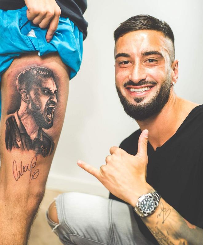 Cabaco posa con el tatuaje de Luis (Foto: Levante UD).