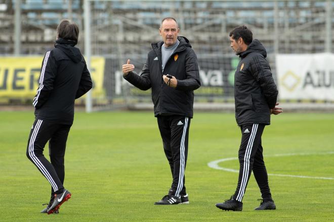 Víctor Fernández, en un entrenamiento del Real Zaragoza (Foto: Daniel Marzo).