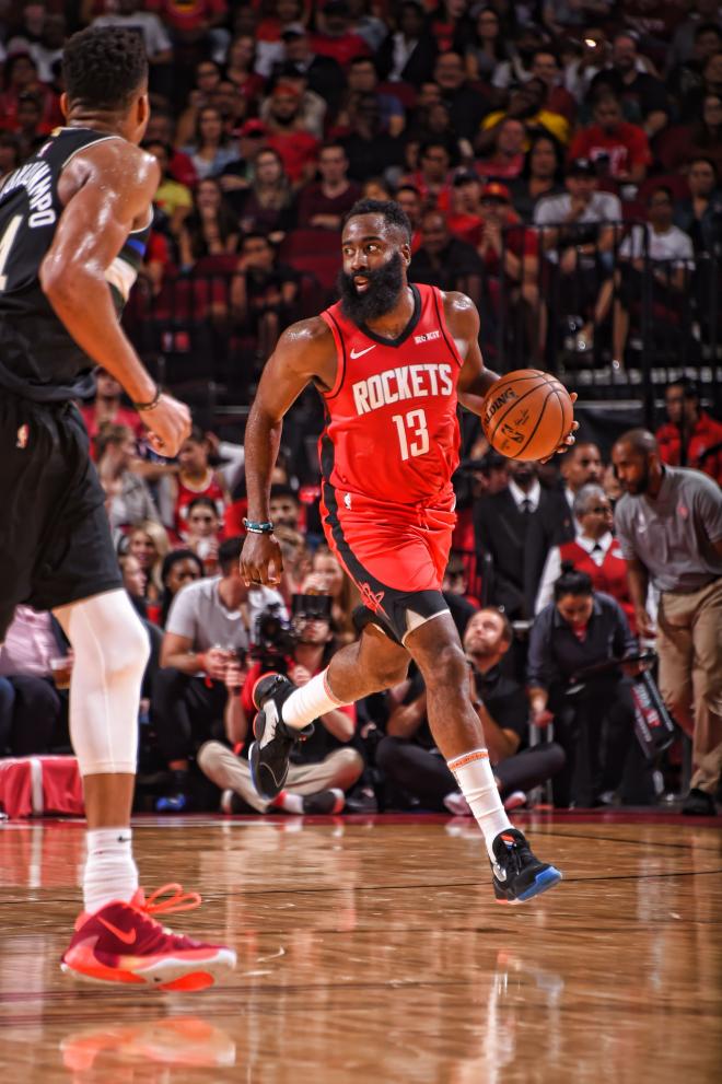 Hardem, durante el partido de NBA contra los Milwaukee Bucks (Foto: @HoustonRockets).