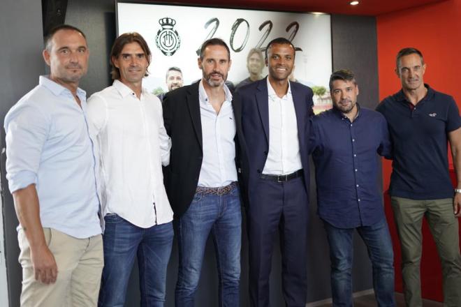 De izquierda a derecha: Javier Recio, Dani Pendín (segundo entrenador), Vicente Moreno (entrenador del Mallorca), Maheta Molango, Dani Pastor (preparador físico) y Fernando Maestro (entrenador de porteros) (Foto: RCDM).