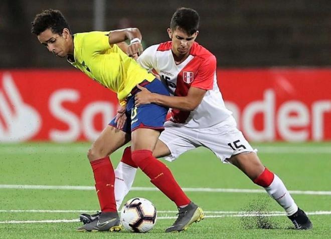 Johan Mina protege un balón en un partido contra Perú.
