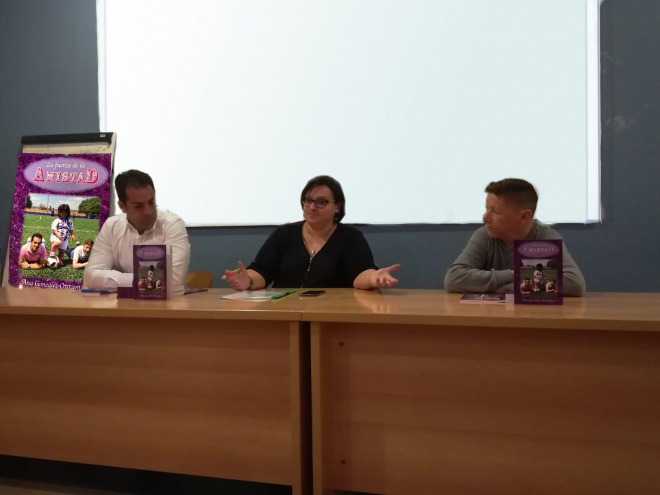 Álvaro Fernández y Óscar Rodríguez, junto a Ana González en la presentación de su cuarto libro.