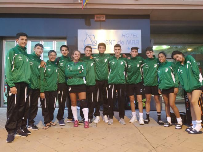 Los integrantes del Hockey Benalmádena con la andaluza.